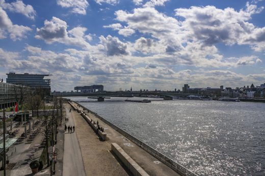 Hintergrundbild - Rheinaufwärts