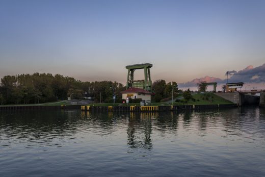 Hintergrundbild - Schleusentor im Abendlicht