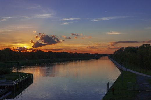 Hintergrundbild - Sonnenuntergang am Kanal