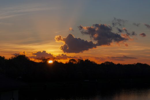 Hintergrundbild - Sonnenuntergang mit Wolken