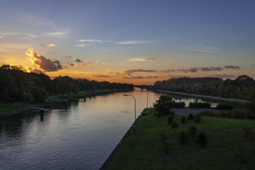 Hintergrundbild - Sonnenuntergang über dem Kanal