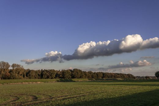 Hintergrundbild - Weiße Wolken im Herbst