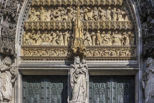 Hintergrundbild - Westportal Kölner Dom