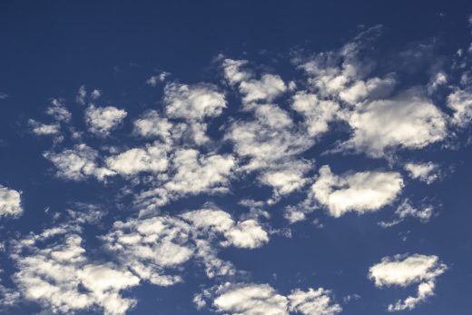 Hintergrundbild - Wolken vor blauem Himmel