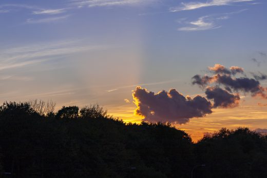 Hintergrundbild - Wolkens vor dem Sonnenuntergang