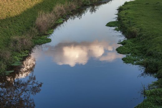 Hintergrundbild - Wolkenspiegelung im Bach
