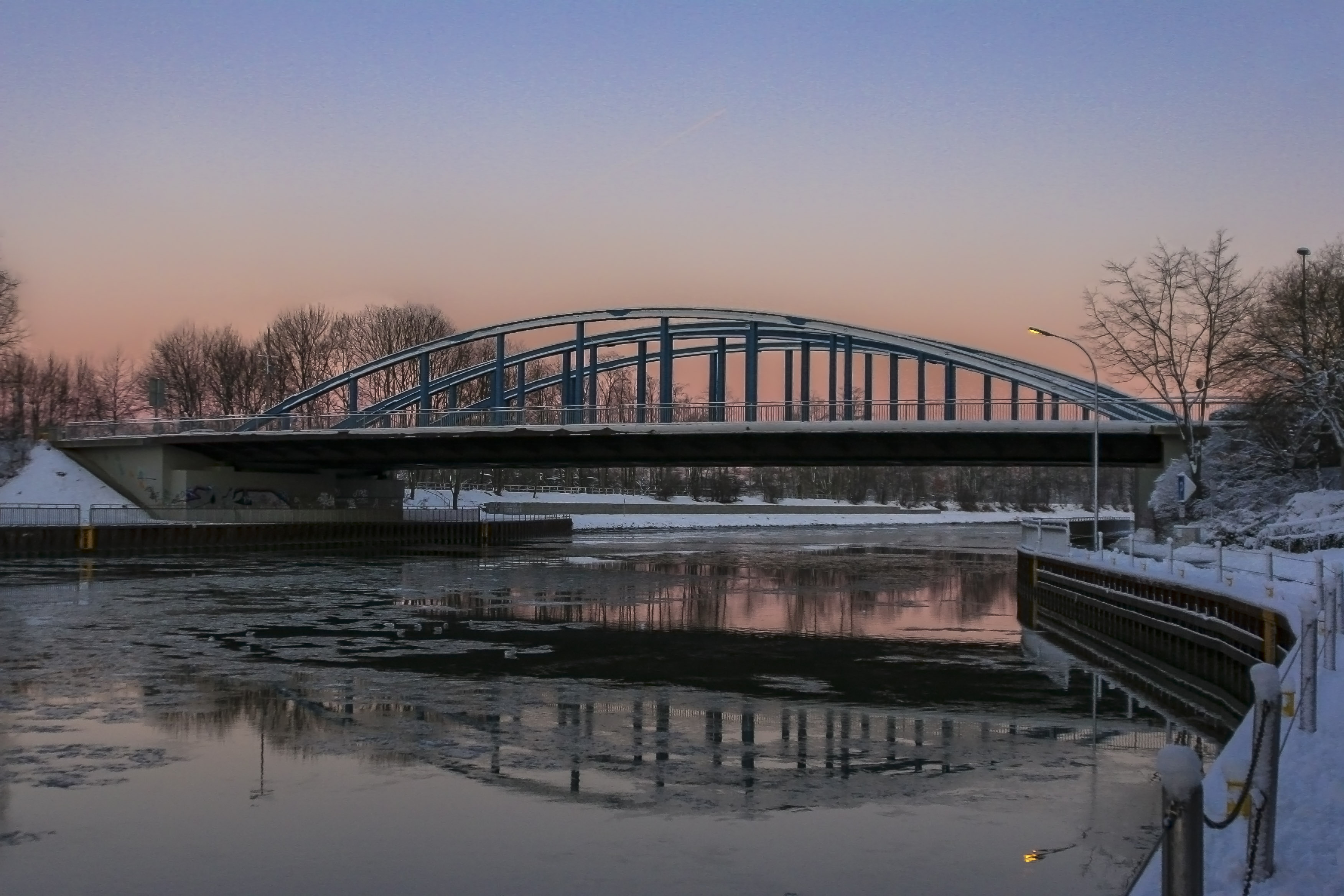 Hintergrundbild – Dorstener Kanalbrücke im Winter