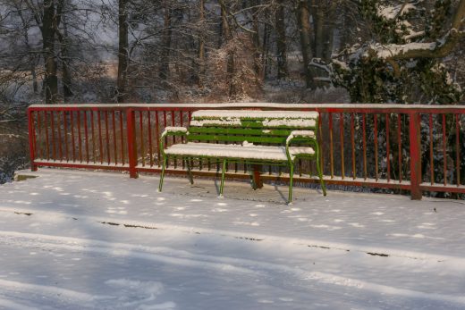 Hintergrundbild - Grüne Bank mit Schnee