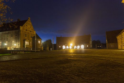 Hintergrundbild - Innenhof Schloss Raesfeld bei Nacht