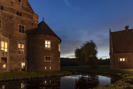 Hintergrundbild - Malerischer Abend am Schloss