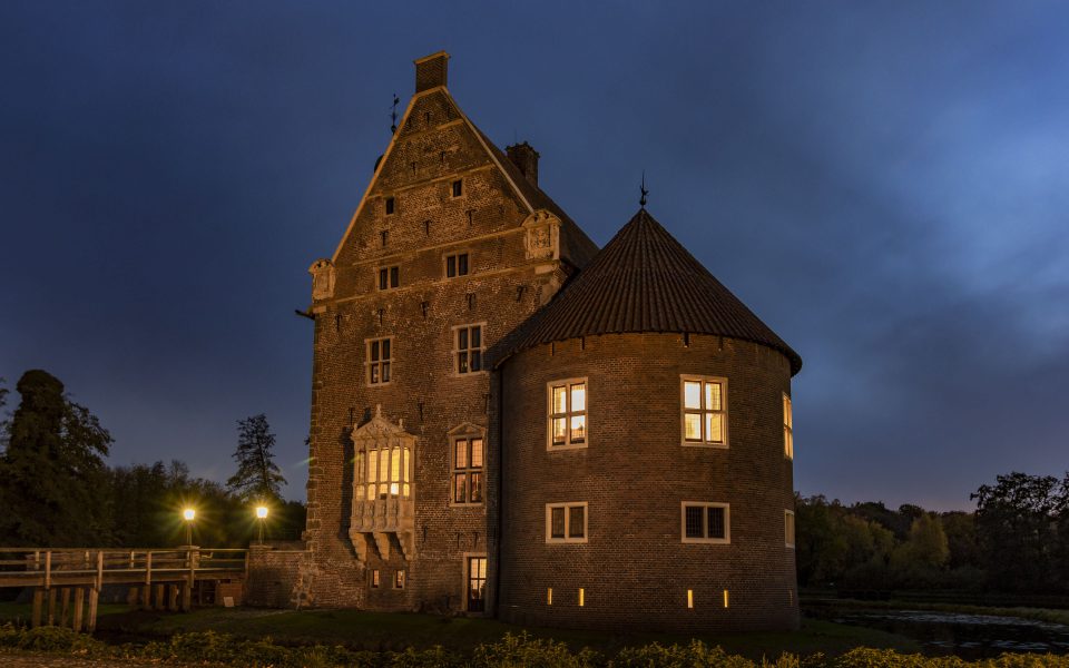 Hintergrundbild - Rundturm am Abend