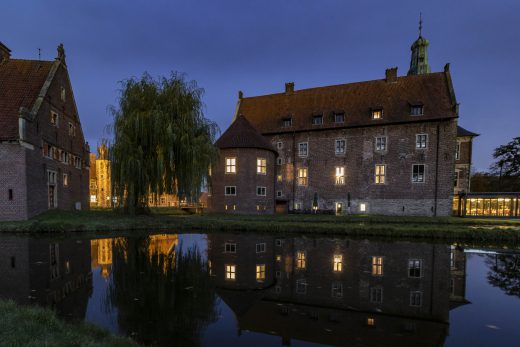 Hintergrundbild - Schloss Raesfeld Seitenansicht