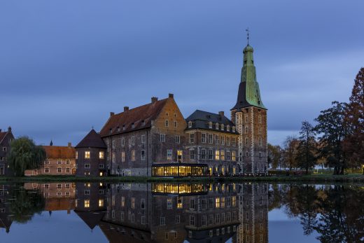 Hintergrundbild - Schloss Raesfeld im Abendlicht