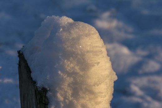 Hintergrundbild - Schnee auf einem Weidepfosten