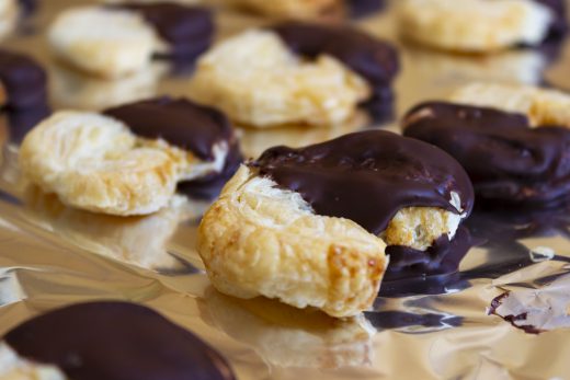 Hintergrundbild - Schweineöhrchen mit Schokolade