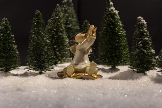 Hintergrundbild - Weihnachten Kleiner Engel im Wald