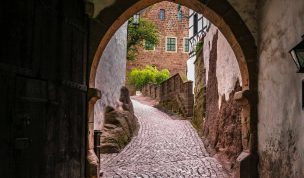 Hintergrundbild Torhaus und Weg in den Innenhof
