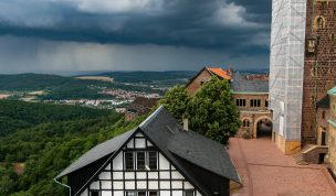 Hintergrundbild Wolken über der Wartburg