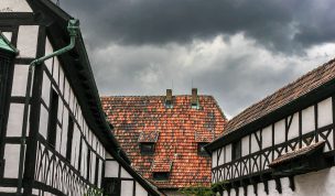 Hintergrundbild Im Burghof der Wartburg