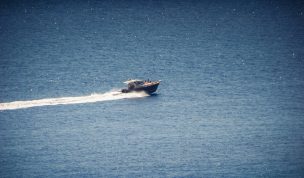 Hintergrundbild Motorboot auf Tour