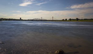 Hintergrundbild Blick zur Eisenbahnbrücke bei Duisburg