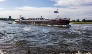 Hintergrundbild Frachtschiff auf dem Weg nach Duisburg