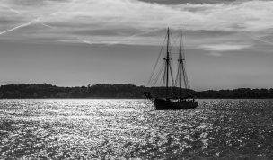 Hintergrundbild Segelschiff vor Laboe schwarzweiß