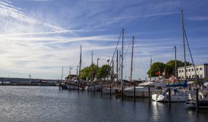 Hintergrundbild Schiffe im Hafen von Laboe