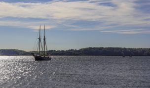 Hintergrundbild Segelschiff bei der Hafeneinfahrt