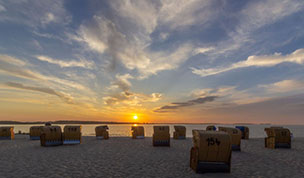 Hintergrundbild - Sonnenuntergang vor Strandkörben