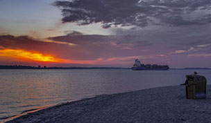 Hintergrundbild - Containerschiff Kieler Bucht