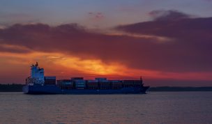 Hintergrundbild - Containerschiff vor Sonnenuntergang