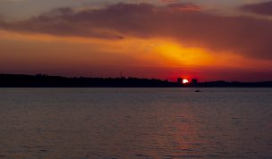 Hintergrundbild - Roter Himmel über der Förde