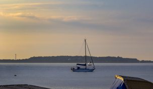 Hintergrundbild - Segelboot vor Laboe