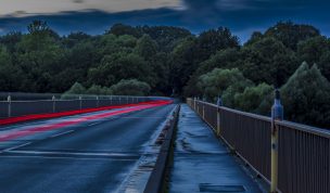 Hintergrundbild - Vorbeifahrt in Langzeitbelichtung