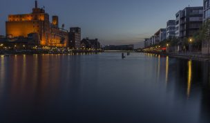 Hintergrundbild Duisburger Innenhafen am Abend