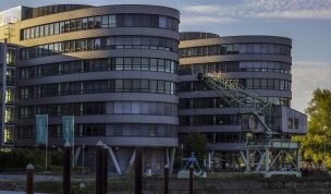 Hintergrundbild Five Boats mit Ladekran