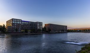Hintergrundbild Pier Eins und Bürogebäude im Innenhafen