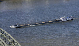 Hintergrundbild - Frachtschiff mit Sand