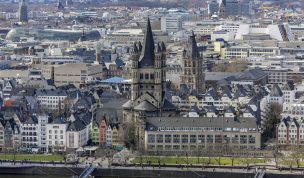 Hintergrundbild - Kölner Altstadt mit Groß Sankt Martin