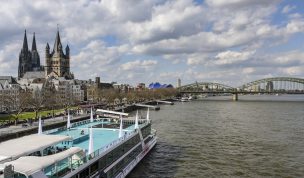 Hintergrundbild - Altstadt am Rhein