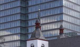 Hintergrundbild - Alt Sankt Heribert vor dem Lanxess Tower
