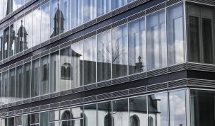 Hintergrundbild - Gespiegelte Kirche