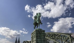 Hintergrundbild - Hohenzollernbrücke mit Reiter