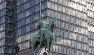 Hintergrundbild - Reiterdenkmal vor dem Lanxess Tower