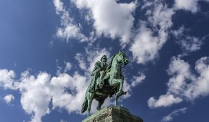Hintergrundbild - Reiterstatue Kaiser Wilhelm I