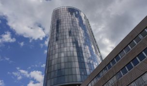 Hintergrundbild - Spiegelungen am Kölntriangle