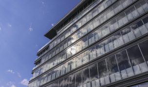 Hintergrundbild - Spiegelungen Lanxess Tower