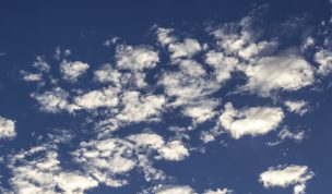 Hintergrundbild - Wolken vor blauem Himmel