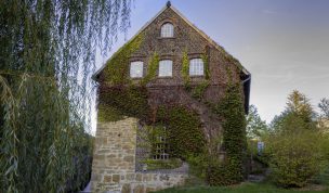 Hintergrundbild - Blick hoch zur Tüshaus Mühle